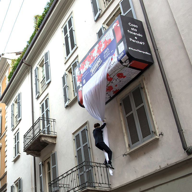 Urban Activation - US UP & Below the line - Installazione Fuorisalone Tempo